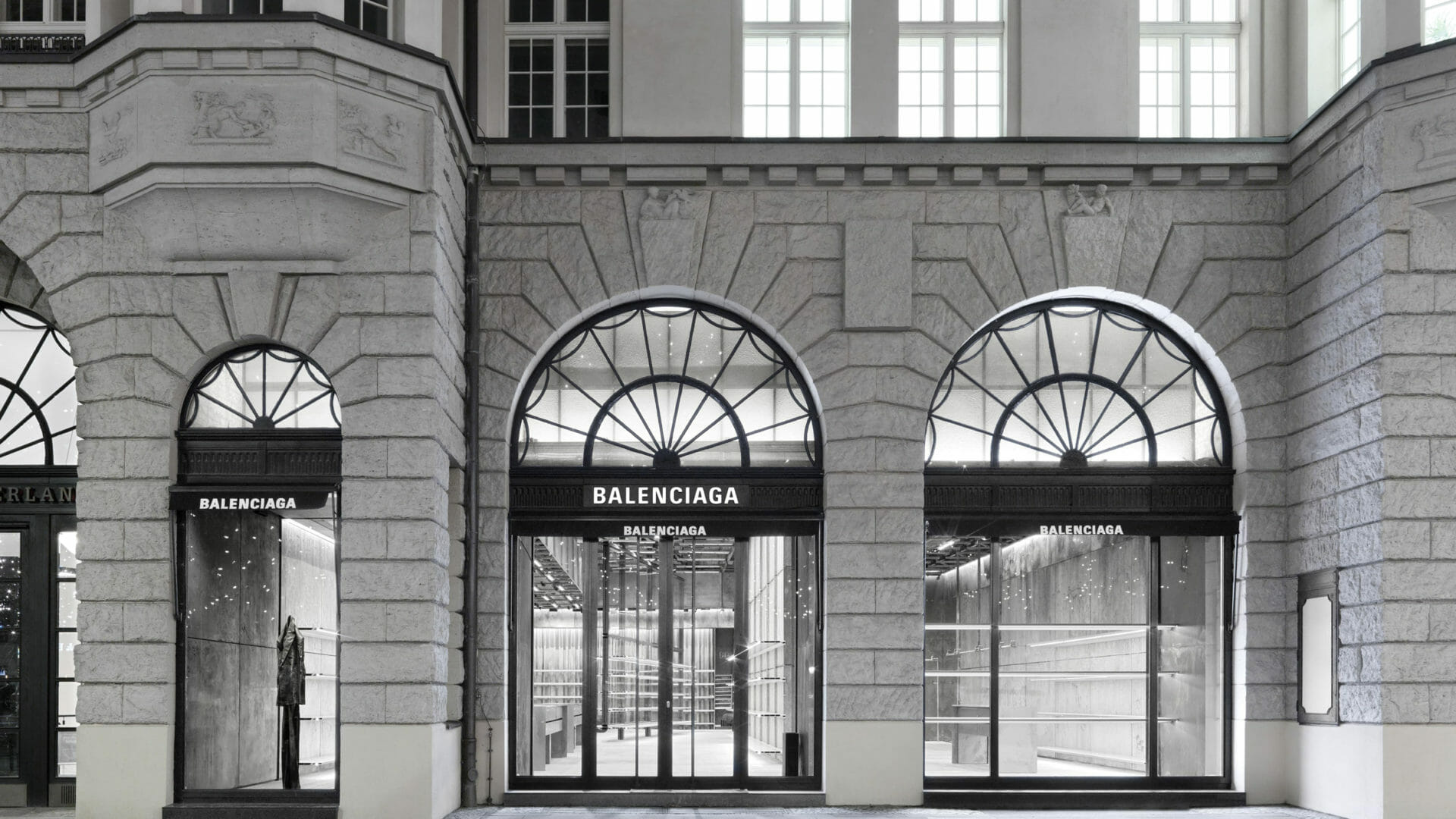 Ce salarii au angajații care lucrează la magazinele Balenciaga din Europa