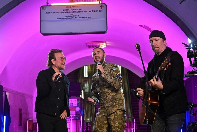 VIDEO/ Bono, legendarul solist de la U2 a concertat într-o stație de metro din Kiev