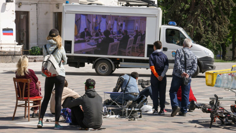 Televizoare uriașe purtate de mașini pe străzile din Mariupol rulează propaganda Rusiei VIDEO