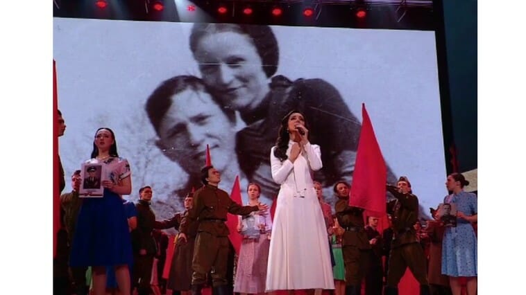 Tâlharii americani Bonnie și Clyde, prezentați la televiziunea rusă de stat drept „eroi” ruși uciși în Al Doilea Război Mondial