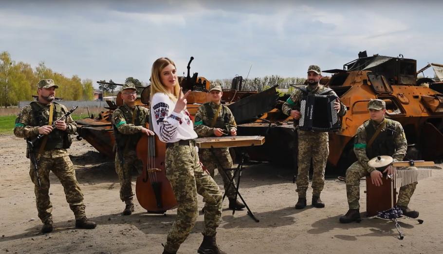 Videoclip făcut lângă blindate capturate de la ruşi: Întreaga Ucraina este un iad negru pentru inamic