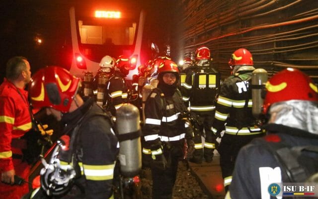 Miros de fum în tunelul dintre Tineretului și Eroii Revoluției, la două zile de la incendiul dintre Universitate și Romană