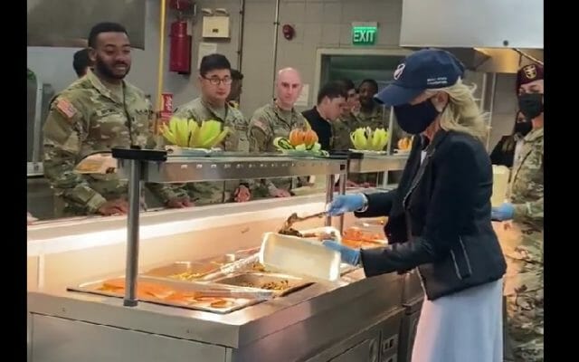 Jill Biden a servit mâncare militarilor americani din Baza de la Mihail Kogălniceanu