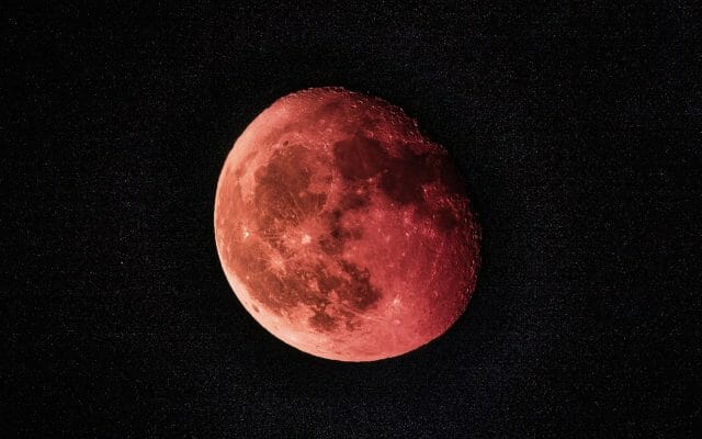 Spectacol ceresc în noaptea de duminică spre luni: Luna va deveni roşiatică în timpul unei eclipse totale