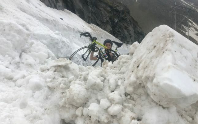 Nămeţii de pe Transfăgărăşan, escaladaţi cu bicicletele de doi britanici: „Orice vârf poate fi atins“