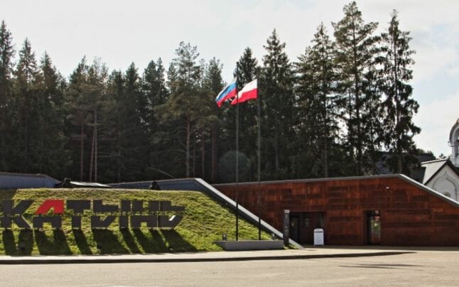 Provocări ruse la memorialul din Katyn. Drapelul polonez a fost înlăturat