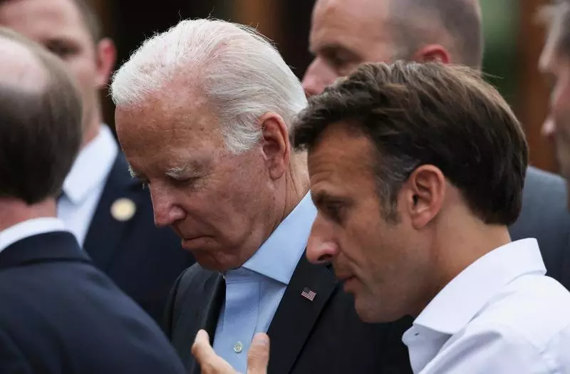 La G7, o scenă care a stârnit nedumerire: Macron îl întrerupe pe Biden pentru a-i vorbi despre petrol