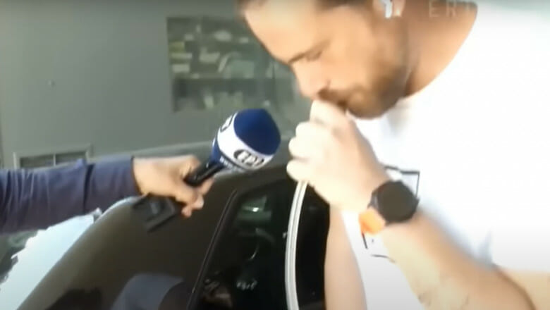 La televiziunea de stat din Grecia s-au prezentat două modalități ușoare de a fura benzina din rezervorul unei mașini