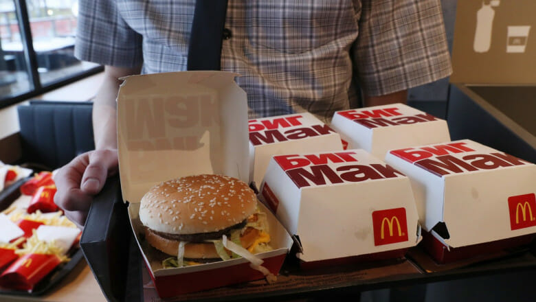 McDonald’s s-a retras de pe piață, dar Big Mac-urile încă se vând în Rusia. Se cheamă Bolșoi Burger