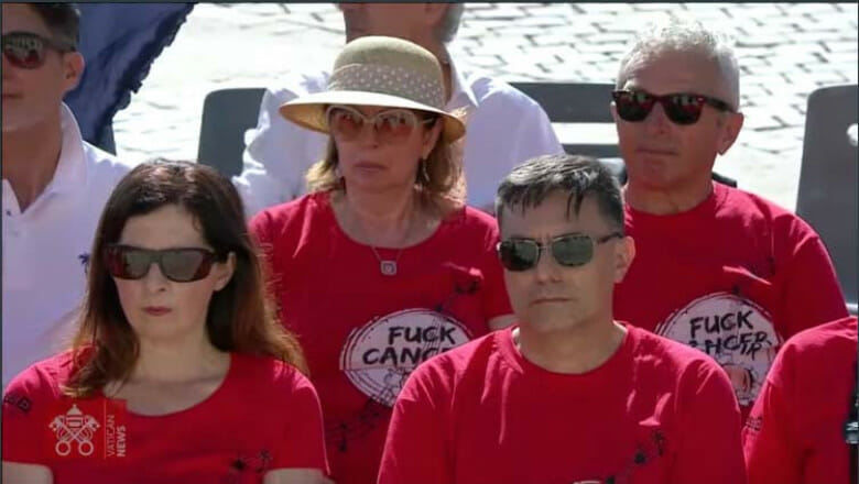 Au purtat tricouri cu „Fuck Cancer” la audiența papei Francisc!