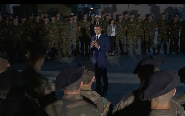 Macron, la întâlnirea cu militarii francezi de la „Mihail Kogălniceanu”: Vom face totul pentru a opri războiul rusesc”