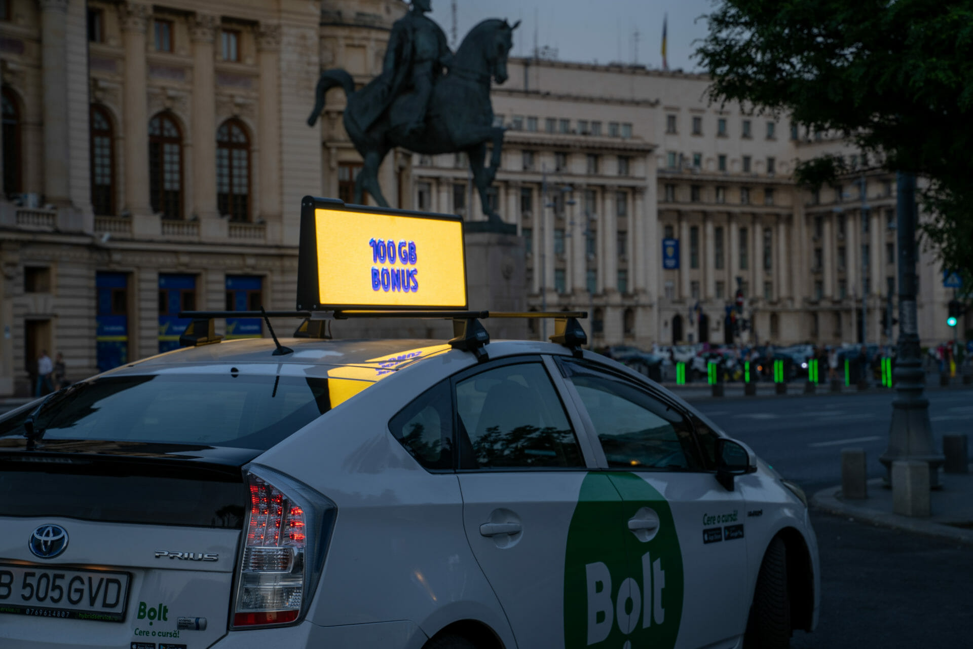 Revoluție pe piața publicității outdoor: YOOH aduce ecrane digitale pe mașinile de ride-sharing