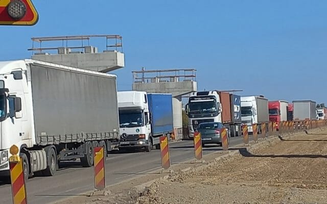 DW: Catastrofă logistică în Europa de Est! Sute de tiruri încărcate cu mărfuri stau la frontiera moldo-română