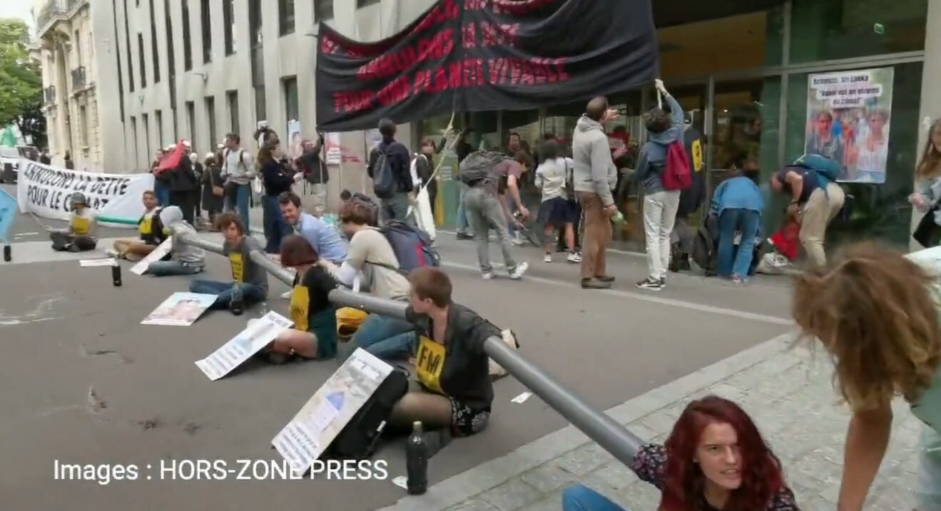 Video incredibil: Activiștii de mediu au blocat intrarea în sediul FMI din Paris