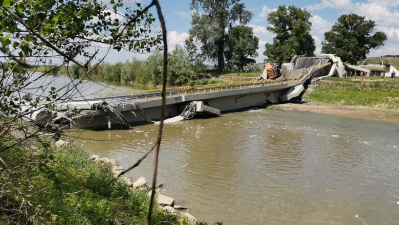 Un pod reabilitat recent în Neamț s-a prăbușit în timp ce traversau mașini. O persoană este rănită