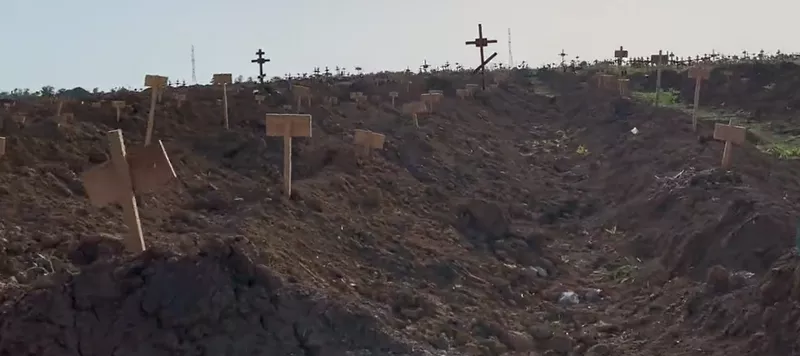 Cum arată unul dintre imensele cimitire din Mariupol, unde pe majoritatea crucilor sunt doar numere