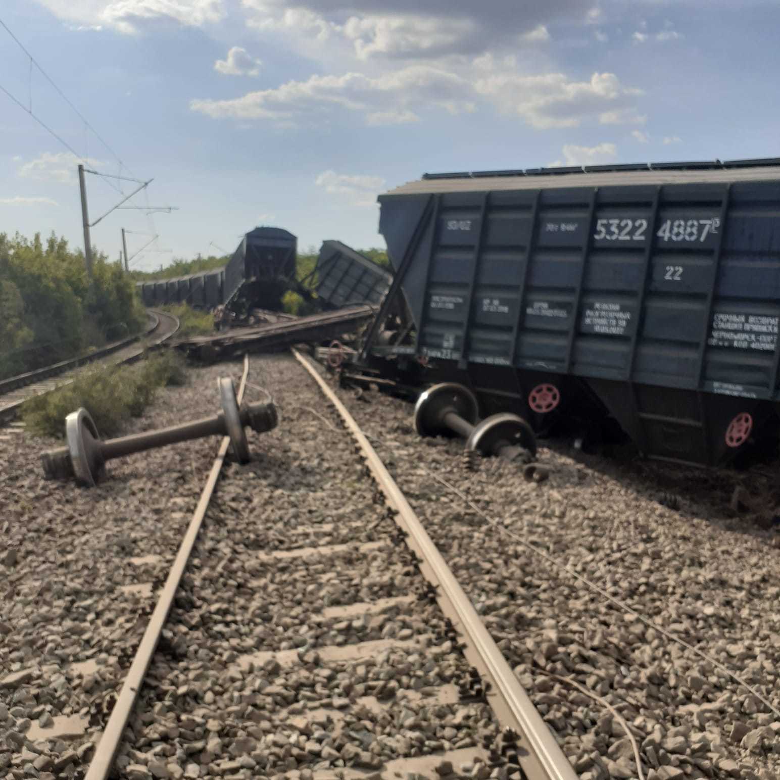 Iaşi: 11 vagoane din compunerea unui tren privat de marfă au deraiat/ Circulaţia feroviară, întreruptă pe ruta Paşcani-Iaşi – FOTO