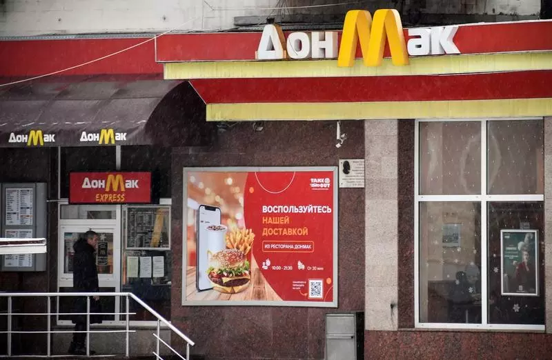 Să aruncăm o privire în interiorul surogatului McDonald's „Savuros” din Rusia (BBC) VIDEO