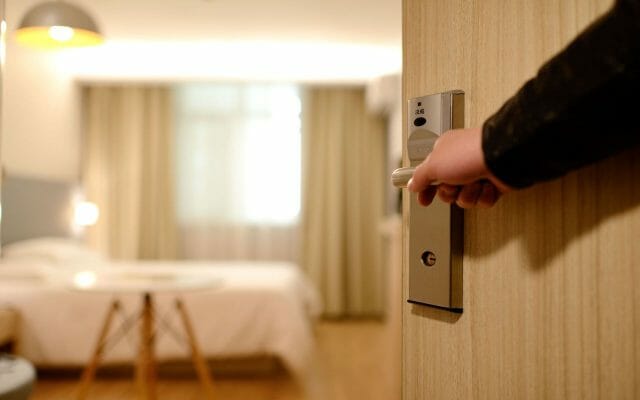 Sondaj: Turiştii români nu lasă bacşiş la hotel. Cei mai mulţi iau cu ei gelul de duş şi săpunul