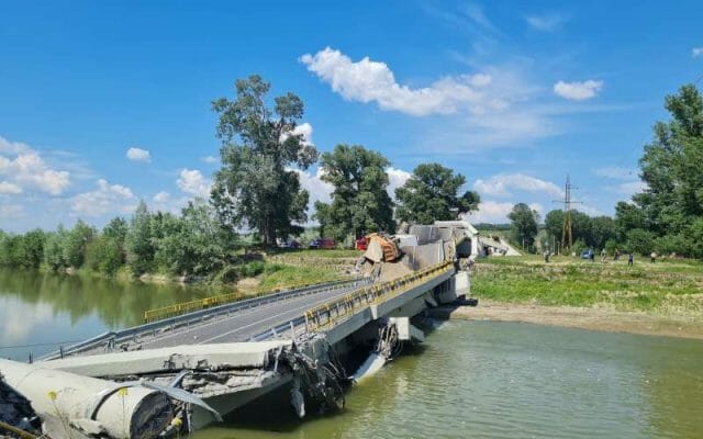 Aproape 20 de oi au murit sub dărâmăturile podului prăbușit în Neamț, anunță ISU