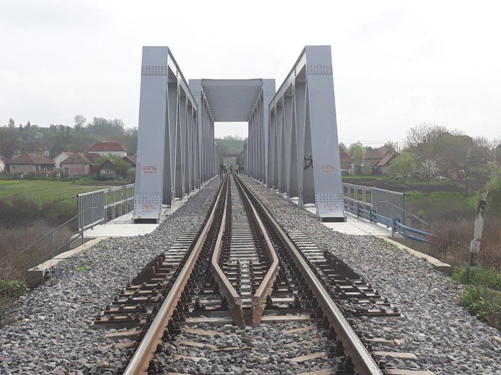 În România sunt 17.694 de poduri, podeţe, tuneluri şi viaducte de cale ferată, 765 fiind incluse în programe de modernizare sau reparaţii. Cei de la CFR dau asigurări că nu sunt menţinute în circulaţie poduri care nu îndeplinesc condiţiile tehnice minime