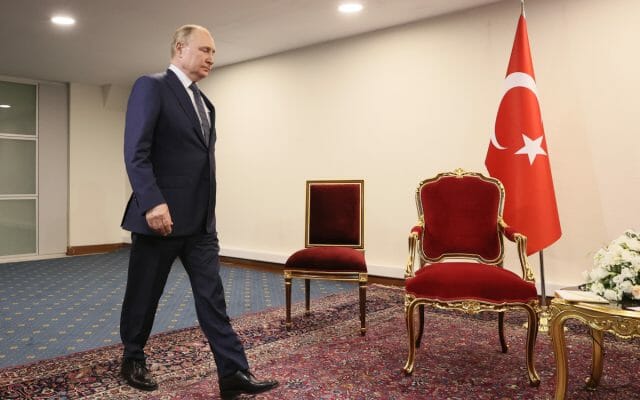 VIDEO Vladimir Putin, lăsat de Erdogan să aștepte în fața camerelor de filmat