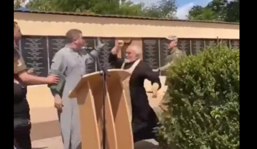 Un preot ortodox rus îl bate cu o cruce pe un preot ortodox ucrainean, din cauza patriarhului Kirill VIDEO