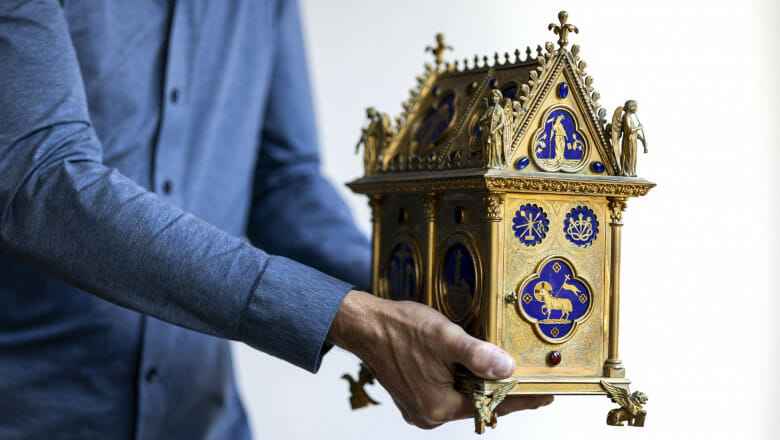O relicvă care ar conține sângele lui Hristos a fost recuperată după ce fusese furată dintr-o mănăstire din Franța