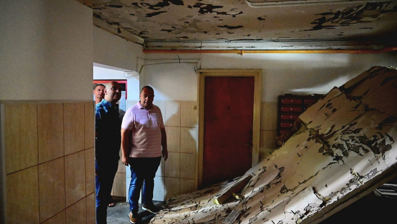 Locuitorii unui bloc reabilitat din Sectorul 2 s-au trezit cu termoizolația tavanului prăbușită