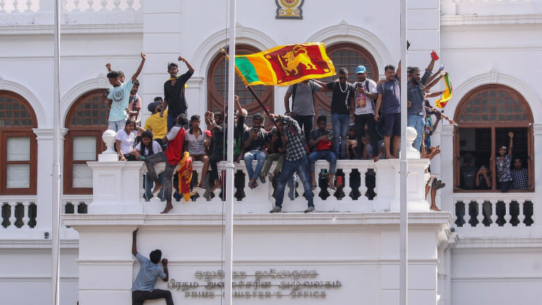 Decăderea dinastiei „regilor războinici” din Sri Lanka: Cum a ajuns președintele-erou al țării să fie alungat de propriul său popor