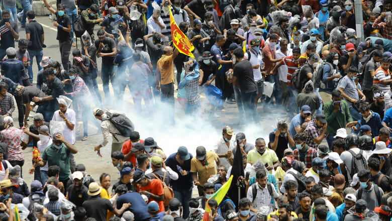 Proteste violente în Sri Lanka: Sute de persoane au atacat casa președintelui. Acesta a fugit