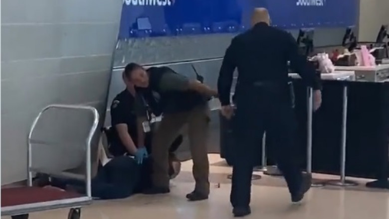 Haos pe un aeroport din Texas, după ce o femeie a scos un pistol și a început să tragă VIDEO
