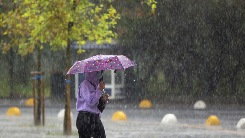 Cod galben de ploi torențiale în peste trei sferturi din țară, până duminică seara