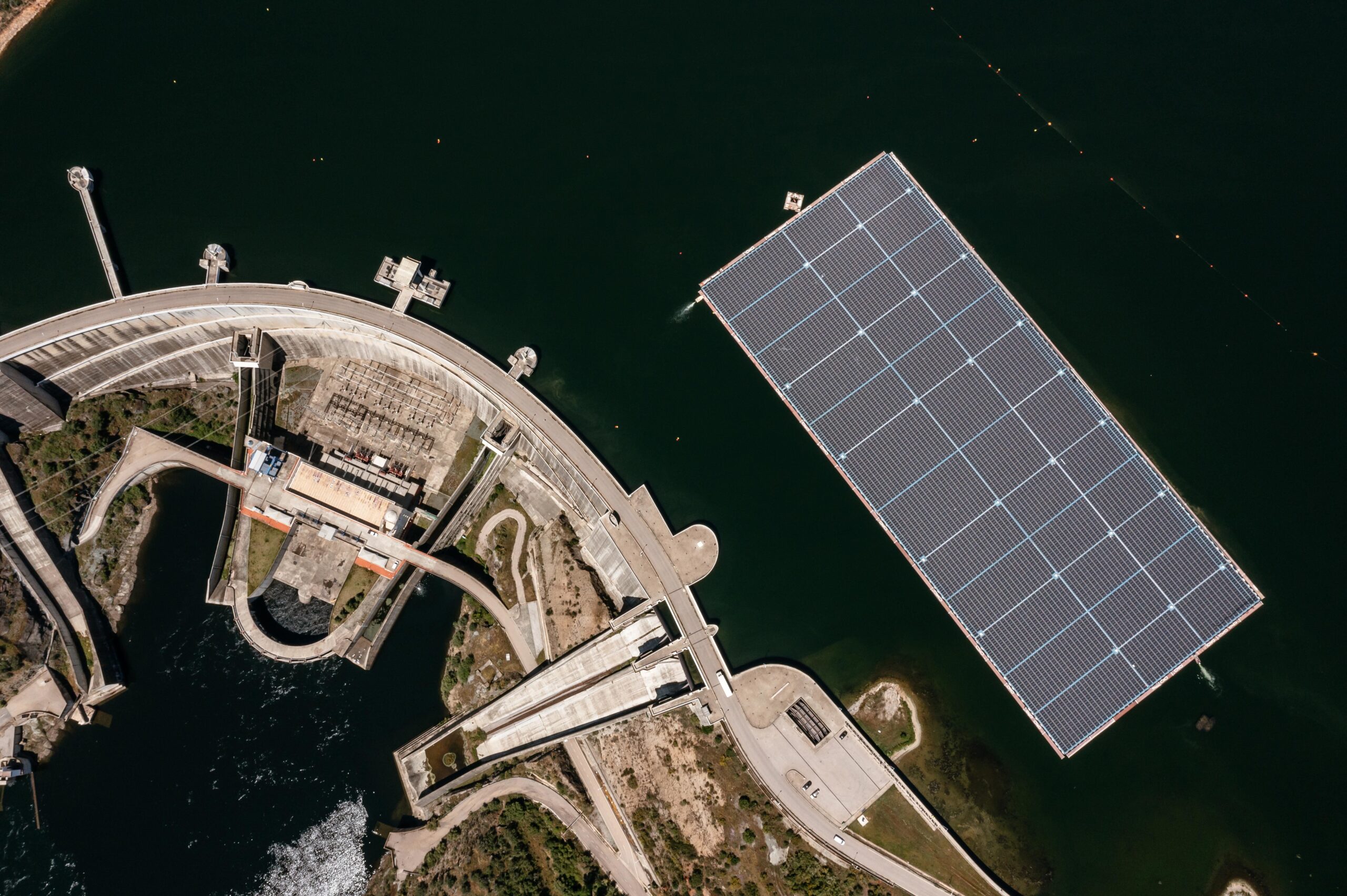EDP începe producţia de energie electrică la cea mai mare centrală solară plutitoare, aflată pe apa unui lac de acumulare