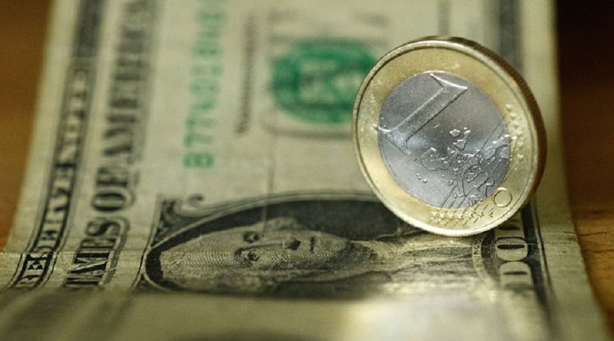 Euro se depreciază şi valorează cât dolarul, pentru prima oară din 2002