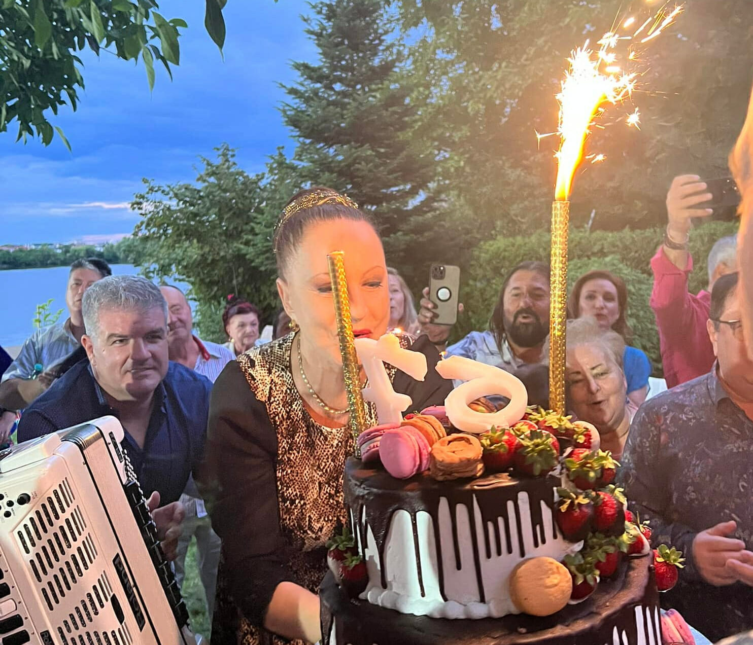 Maria Dragomiroiu, petrecere câmpenească, în propria-i curte/ VIDEO! A încins hora cu Irina Loghin și Mirabela Dauer într-una din cele mai scumpe zone ale Capitalei