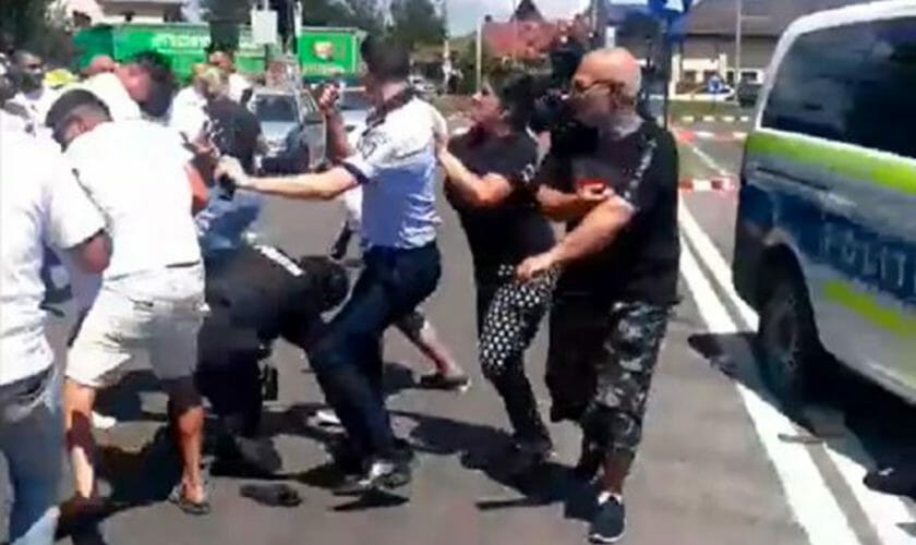 Șeful Poliției Române taie în carne vie după ce polițiștii au fost bătuți și umiliți de participanții la o înmormântare