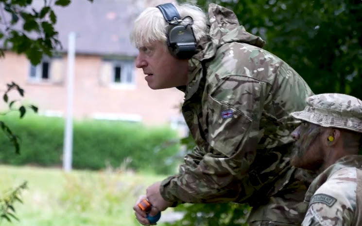 VIDEO Imagini inedite: Boris Johnson se joacă de-a războiul. Premierul demisionar s-a antrenat cu soldații ucraineni