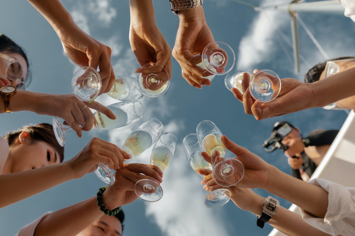 Șampania…”prevestitorul” bucuriilor și al reușitelor. Iată de ce este o băutură atât de iubită!