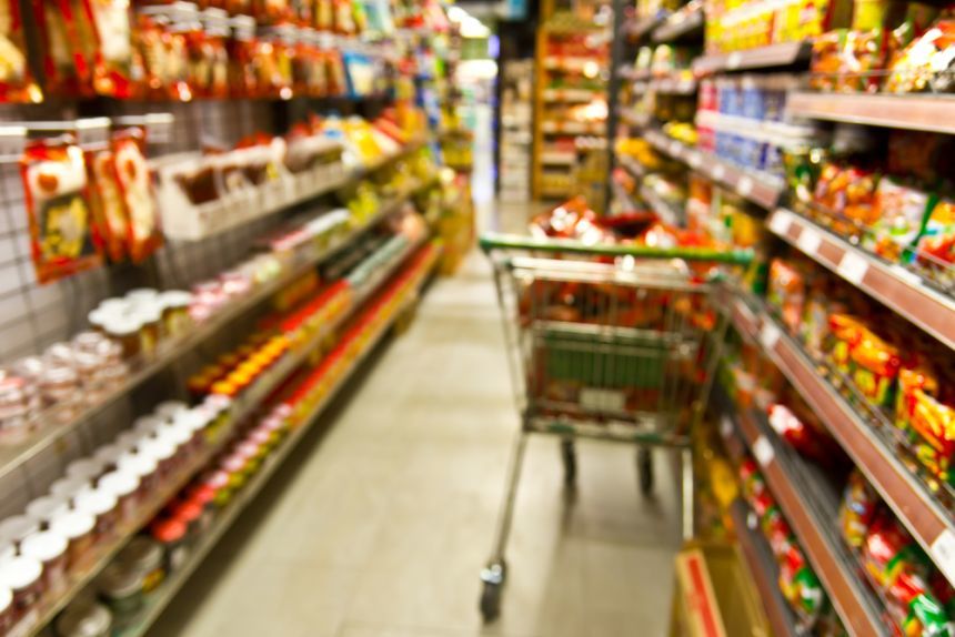Aproape jumătate dintre britanici au redus din achiziţiile de alimente pe măsură ce preţurile au crescut