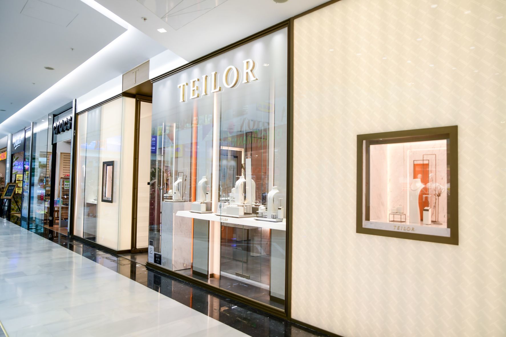Lanţul internaţional de magazine de bijuterii de lux Teilor deschide primul magazin din Cehia. Compania a bugetat în acest an investiţii în valoare de 27 de milioane de lei în expansiunea internaţională