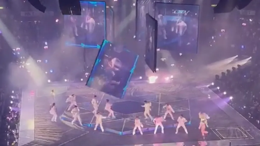 Un ecran video uriaș s-a prăbușit pe scenă în timpul unui concert susținut de trupa Mirror în Hong Kong VIDEO