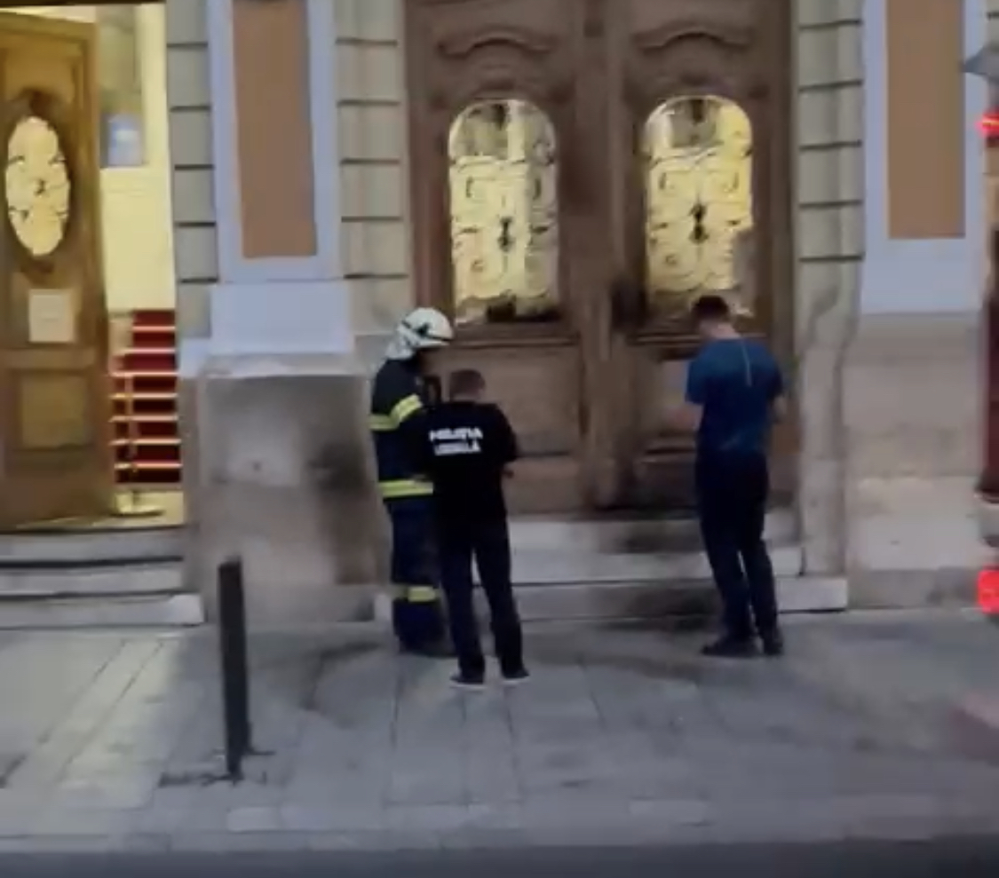 Primăria Cluj-Napoca, în flăcări: Un bărbat a aruncat benzină pe ușă și i-a dat foc VIDEO