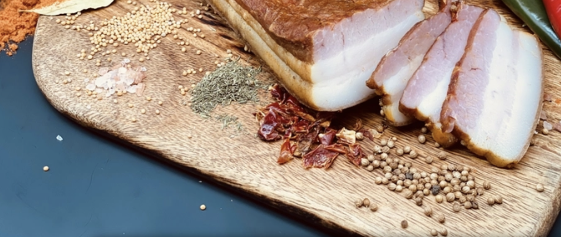 Cum se afumă șunca de porc. 3 metode și ingrediente pe care să le adaugi