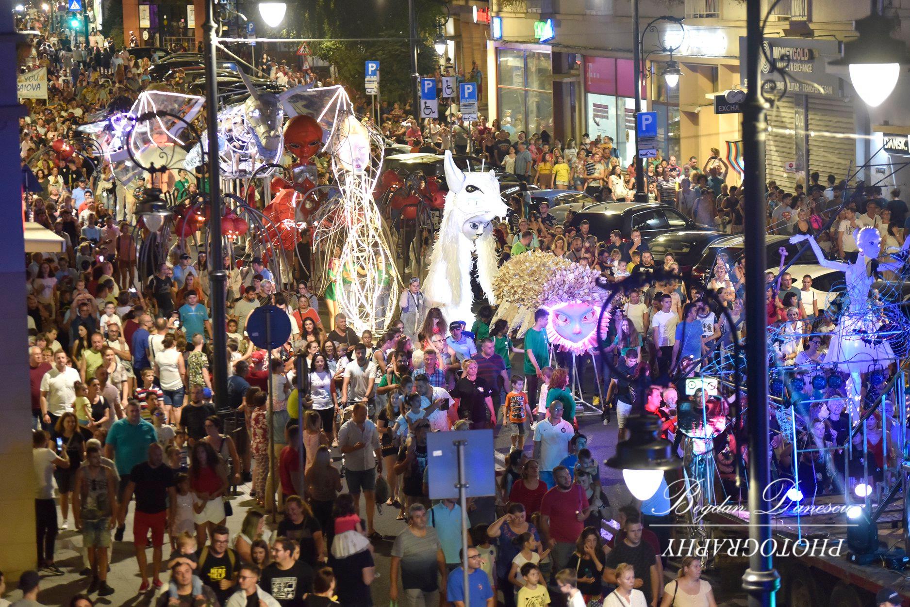 Între 25 august și 1 septembrie, Craiova devine capitala păpușilor gigant la Festivalul Puppets Occupy Street
