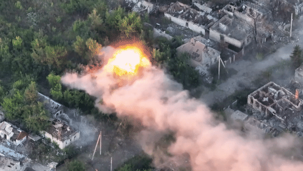 Ucrainenii, ironici după ce au distrus câteva case pline cu soldați ruși