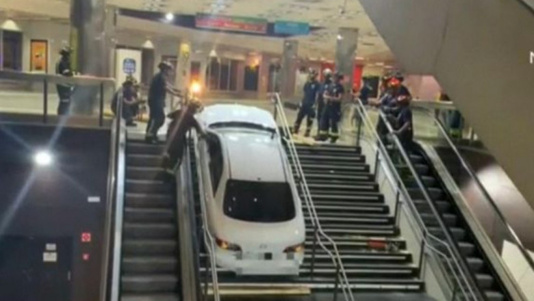 VIDEO Un șofer drogat a rămas blocat cu mașina furată pe scările unei stații de metrou din Madrid