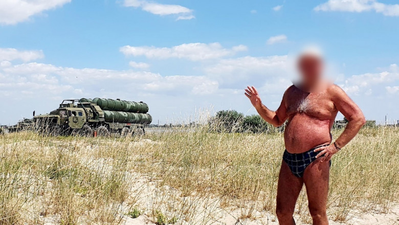 Un rus și-a făcut un selfie în slip în Crimeea și a dezvăluit din greșeală unde ascunde Moscova rachetele S-400
