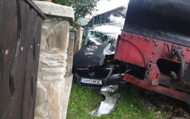 O șoferiță a scos de pe șine mocănița din Moldovița. Femeia a ieșit dintr-o curte și s-a tamponat cu trenul VIDEO