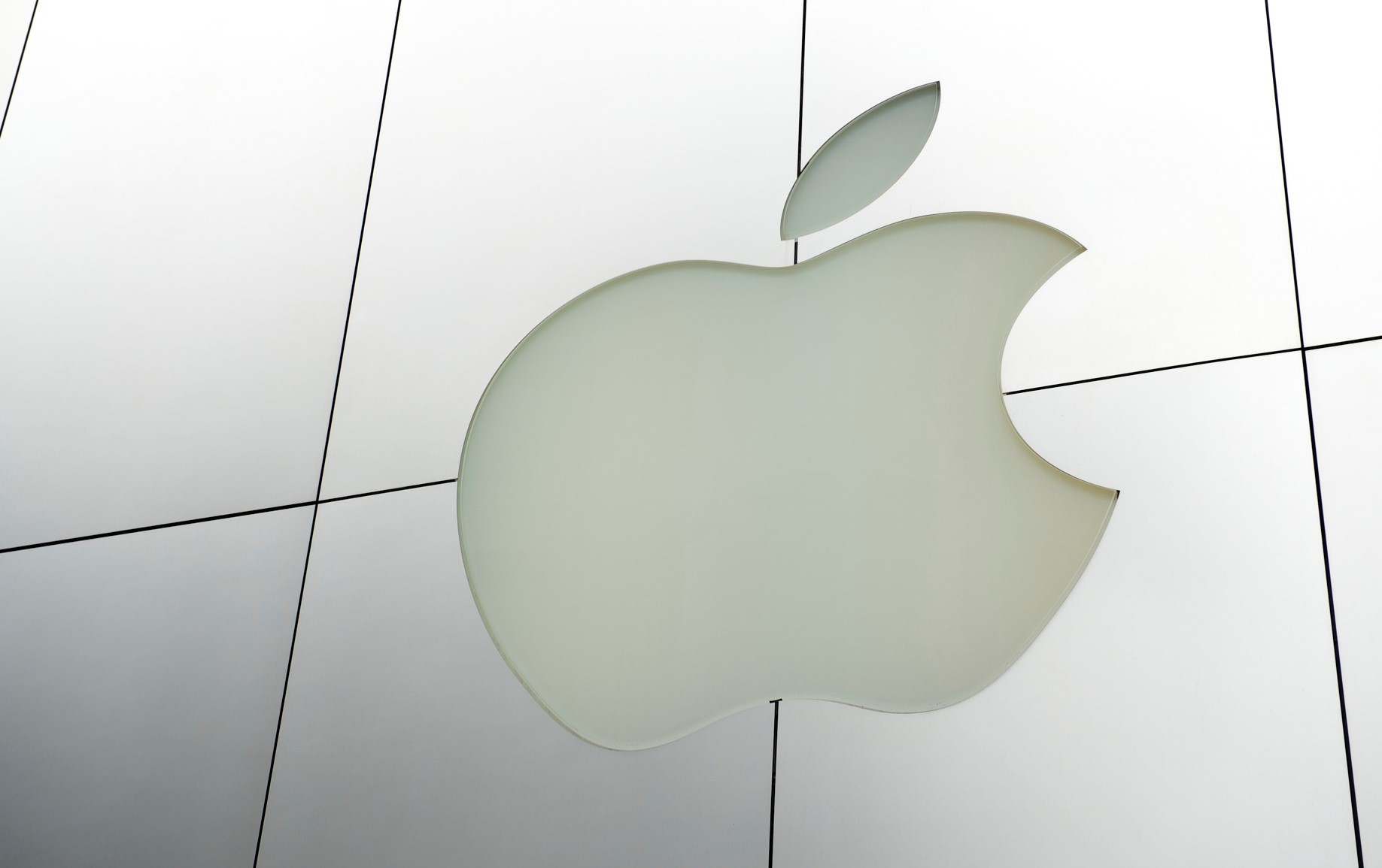 Apple ar urma să afişeze reclame în aplicaţiile preinstalate pe iPhone